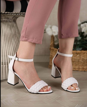 Женские босоножки на каблуке с ремешком однотонной вязки