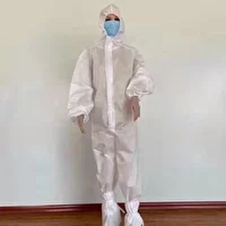 Комбинезон защитный одноразовый СМС-50 молния, с защитным клапаном на липучках. С Бахилами