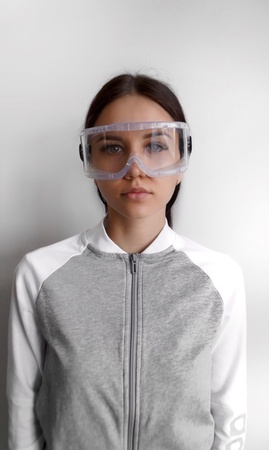 Gözlük şeffaf kapalı tip