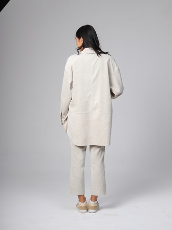 Вельветовая рубашка (удлиненная) и стильные брюки.