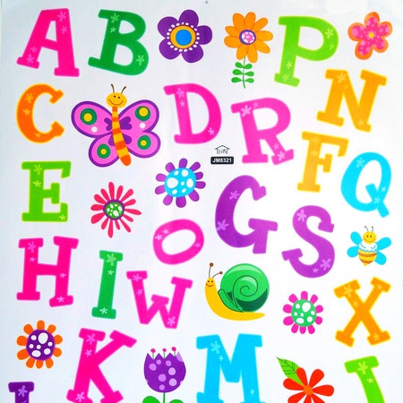 Çocuk odasında renkli harflerle &quot;İngiliz alfabesi&quot; çıkartması