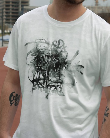 Спортивная футболка с камуфлированным рисунком на ткани