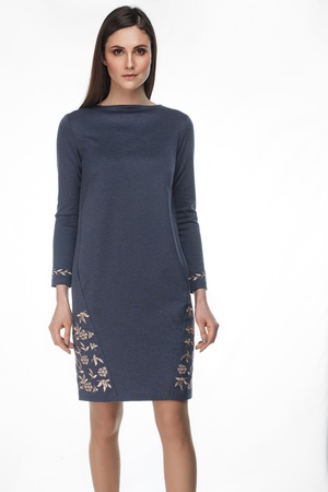 Платье трикотажное с вышивкой