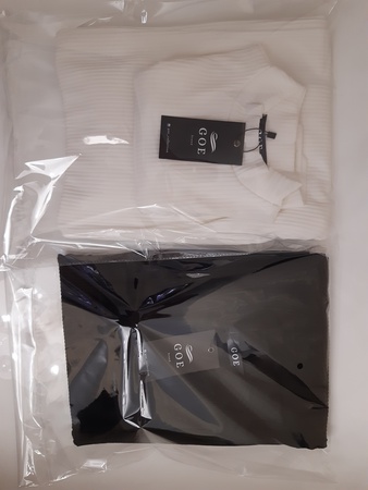 Kurz geschnittener Rollkragenanzug und Trompetenhose