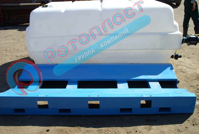 3750 л (с полным сливом) в обрешетке пластиковая прямоугольная емкость