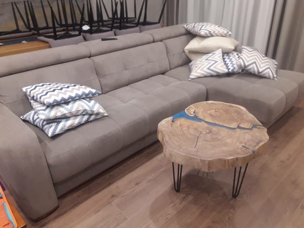 Журнальный стол из массива карагача и эпоксидной смолы