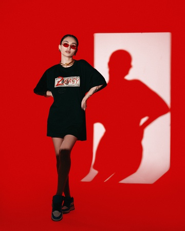 черная футболка