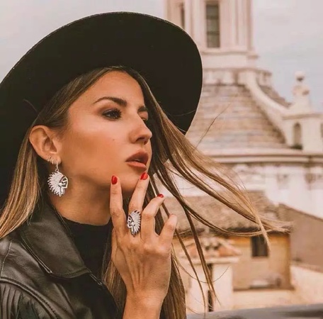 Серьги из ювелирного металла и цирконов