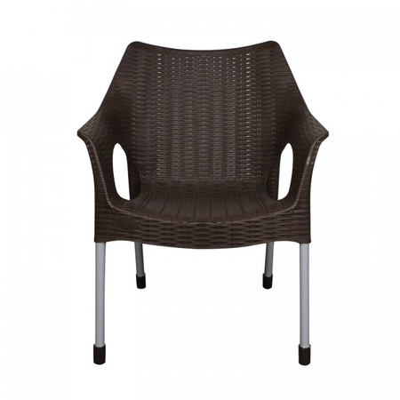 пластиковый стул на открытом воздухе