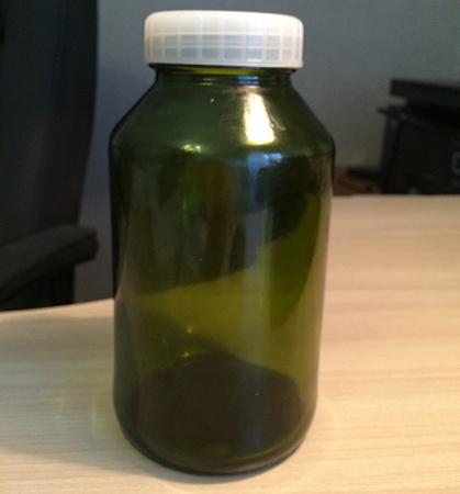 Банка из темного стекла