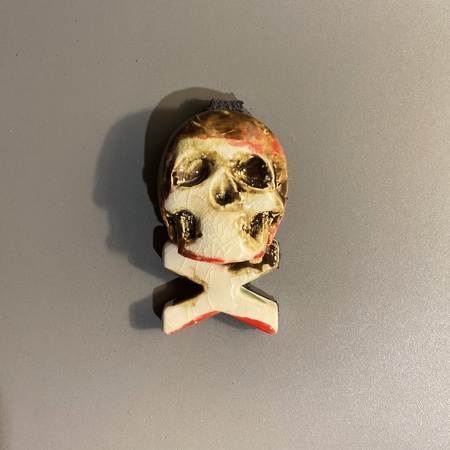 Броши керамические с черепами на фоне из натуральной кожи
