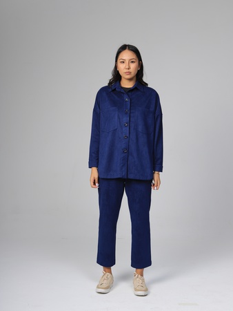 Вельветовая рубашка и стильные брюки.