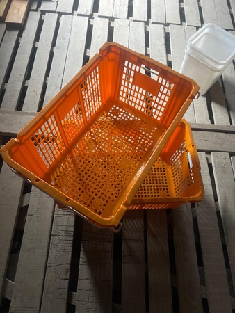 Sepet 79-83 l., gıdaya uygun, güçlendirilmiş delikli plastik