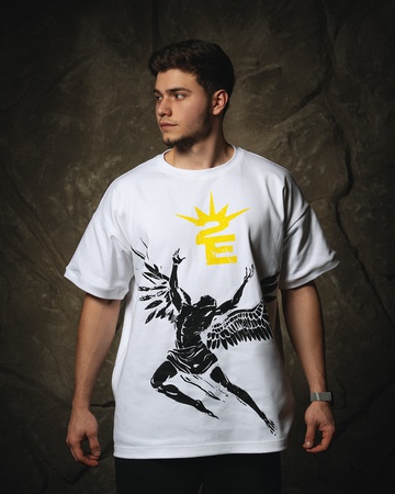 белая футболка