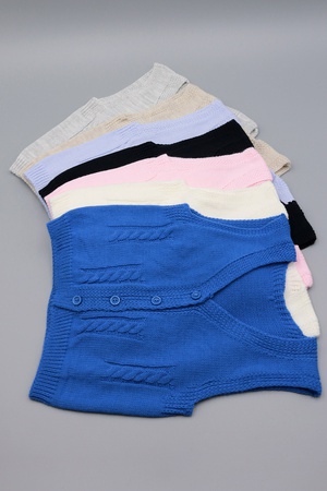 ТРИКОТАЖНЫЙ ЖИЛЕТ ИЗ ЛИСТОВОГО ТРИКОТАЖА С 4 КНОПКАМИ