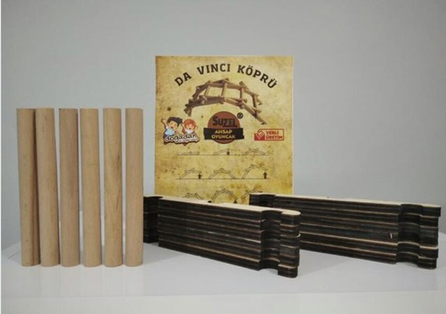 Da Vinci Wooden Bridge Game
