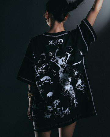 черная футболка