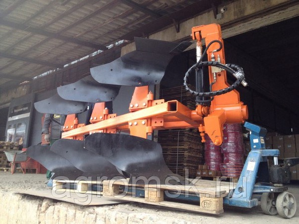 Плуг оборотный трехкорпусный ПНО-35х3