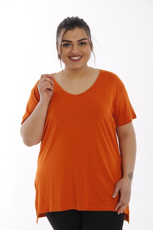 Футболка с разрезами и V-образным вырезом