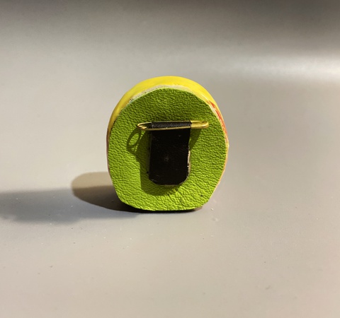 Броши керамические с черепами на фоне из натуральной кожи