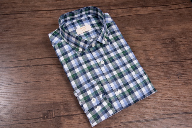 Erkekler ve çocuklar için gömlekler.