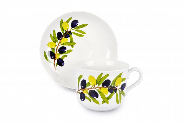 كوب شاي مع صحن زيتون نوستالجيا