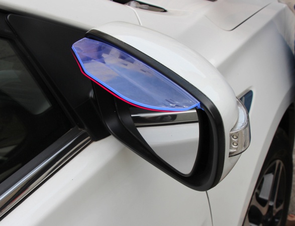 Козырек на зеркало заднего вида автомобиля