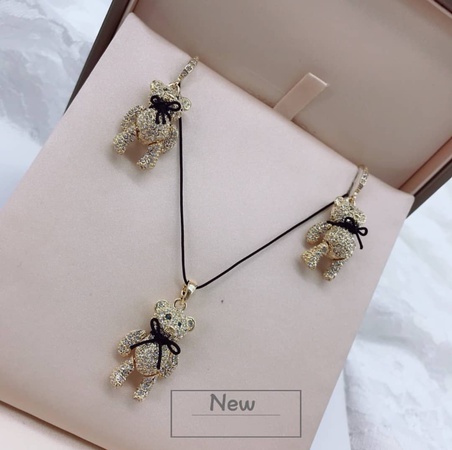 Колье с кулонами