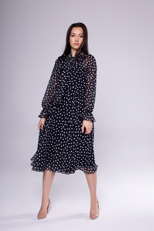 Шифоновое платье в горошек со сьемным поясом+комбинашка