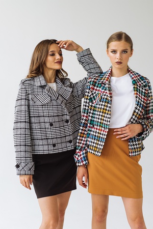 ТЕПЛАЯ КУРТКА В РАЗНОЦВЕТНУЮ ГУСИНУЮ ЛАПКУ