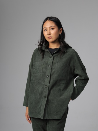 Вельветовая рубашка и стильные брюки.