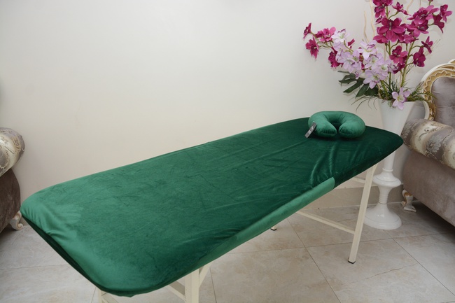 güzellik salonlarının ustaları, ticaret alanında hizmet personeli için önlükler, sabahlıklar ve aksesuarlar