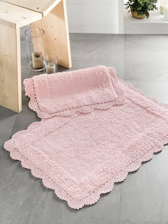 Постельное белье, полотенца, скатерти, наматрасники, чехлы на диваны и стулья, коврики для ванных комнат.