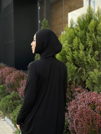 Базовое вискозное платье с пришитой балаклавой