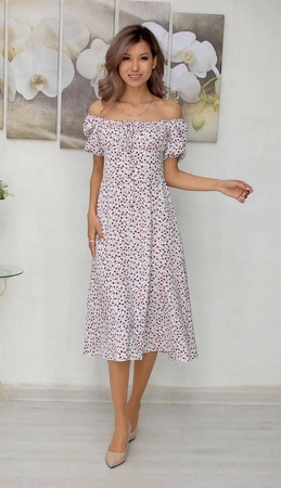 Bir yarık ile elbise