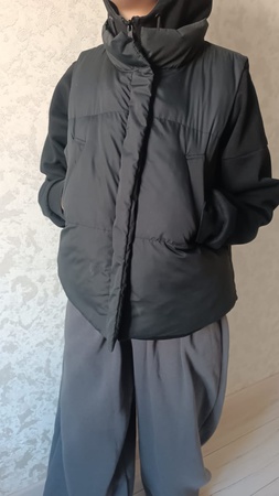 Женский жилет утепленный короткий