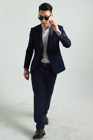 мужская одежда:  мужские костюмы, мужские пиджаки,  мужские брюки, мужские жилеты, мужские рубашки, мужские пальто и полупальто.