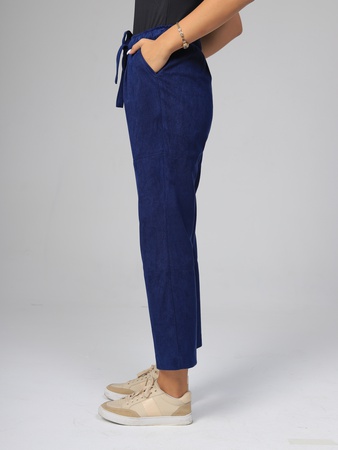 Вельветовая рубашка (удлиненная) и стильные брюки.