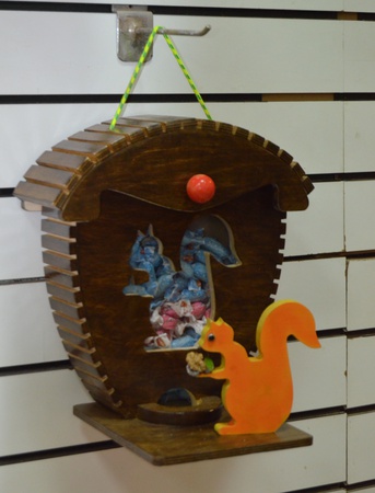 Кормушка для белок и птиц