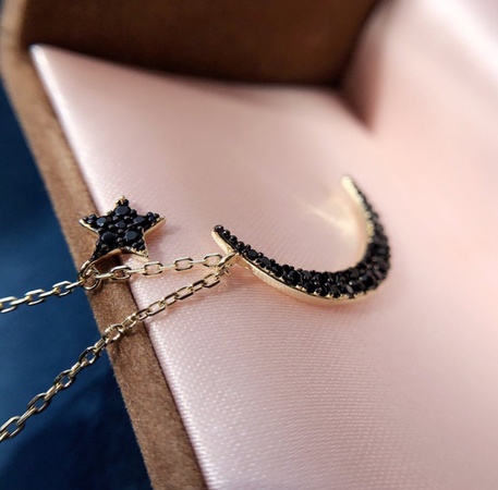 Колье с кулонами