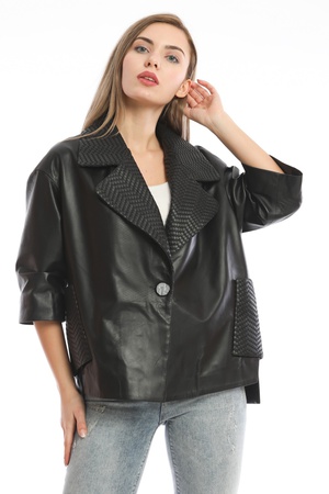 Женская черная кожаная куртка на одной пуговице - свободный крой