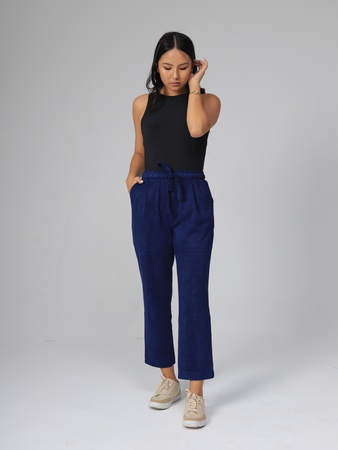 Вельветовая рубашка и стильные брюки.