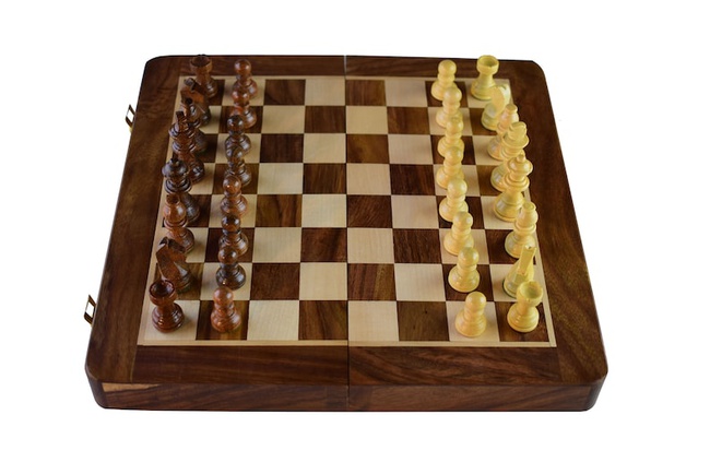 МАГНИТНАЯ ДЕРЕВЯННАЯ ШАХМАТНАЯ ДОСКА С ШАХМАТНЫМИ ФИГУРАМИ РУЧНОЙ РАБОТЫ