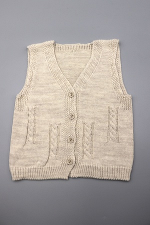 ТРИКОТАЖНЫЙ ЖИЛЕТ ИЗ ЛИСТОВОГО ТРИКОТАЖА С 4 КНОПКАМИ