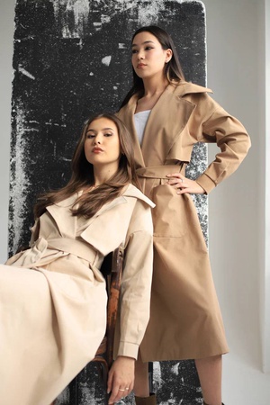 Yağmurluk pamuklu kumaştan yapılmış trençkot