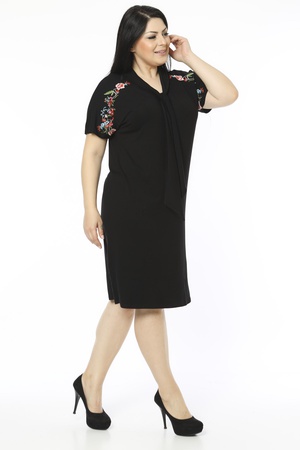 Kravat Yaka Omuz Nakış Detaylı Elbise