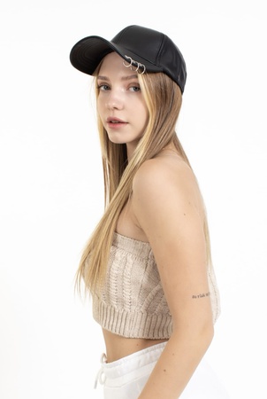 Шляпа из искусственной кожи с пирсингом