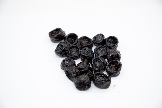 Kurutulmuş meyveler (kuru erik)