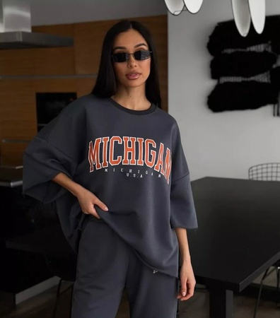 Женские спортивные костюмы