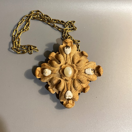 Doğal inciler ve seramik kafatasları ile ahşap kolye